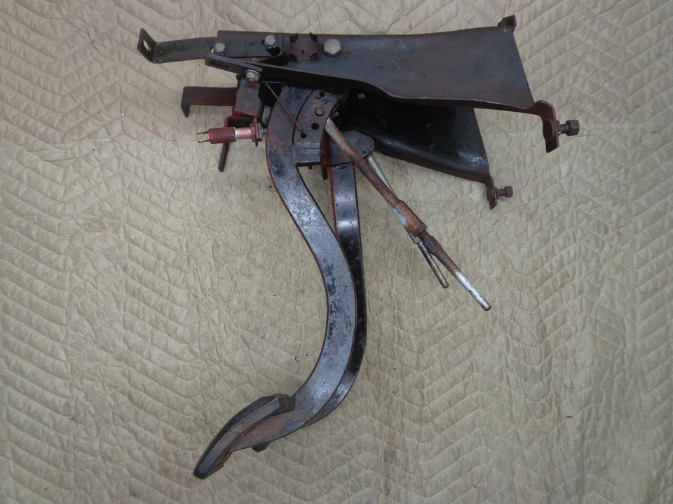 Pedal de freno de embrague International HarvesterTravelall 61-68 62 63 64 65 66 67 IH Foto 4 de 4