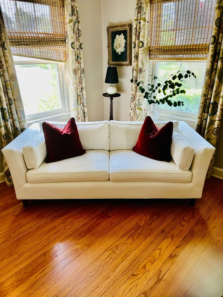 Sofá Chesterfield moderno blanco recién tapizado en Crypton Home Graceland  Foto 4 de 4