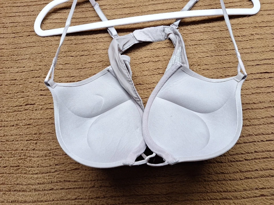 Sujetador pushup Victoria Secret Bombshell Plunge 34 C con aros usado Foto 4 de 4