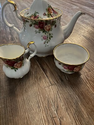 Royal Albert, Old country roses, teapot , sugar bowl  Bone China,made in England