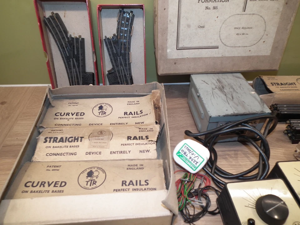 TRIX TTR TRACK SET & EXTRA TRACK TRANSFORMER & CONTROLLERS X 2 BOOKS OO GAUGE - Image 2 of 4