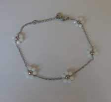 Bracelet en acier argenté petites fleurs blanches - Bijoux des Lys