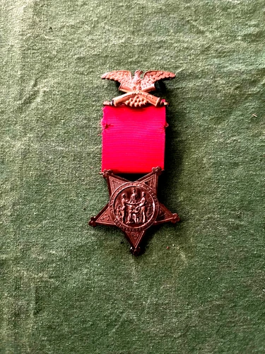 GAR VETERANS' OFFICERS BADGE - GREAT CONDITION - A1512