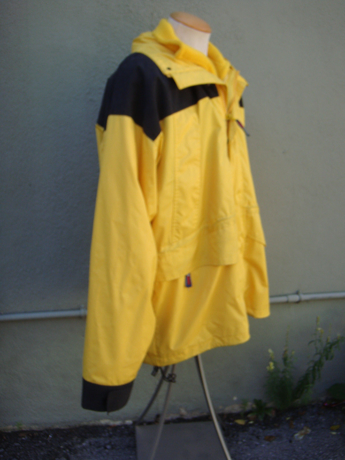 Men's Tommy Hilfiger Gortex Coat Size XL image 3