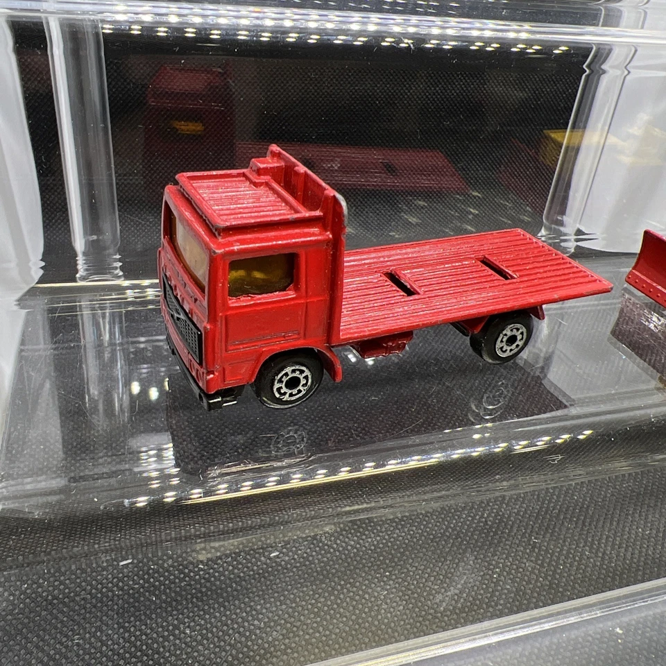 MATCHBOX EMITIDO EN JAPONÉS - CAMIÓN CONTENEDOR VOLVO [ROJO] COMO NUEVO CON TOPADORA Lesney Repo Foto 2 de 4