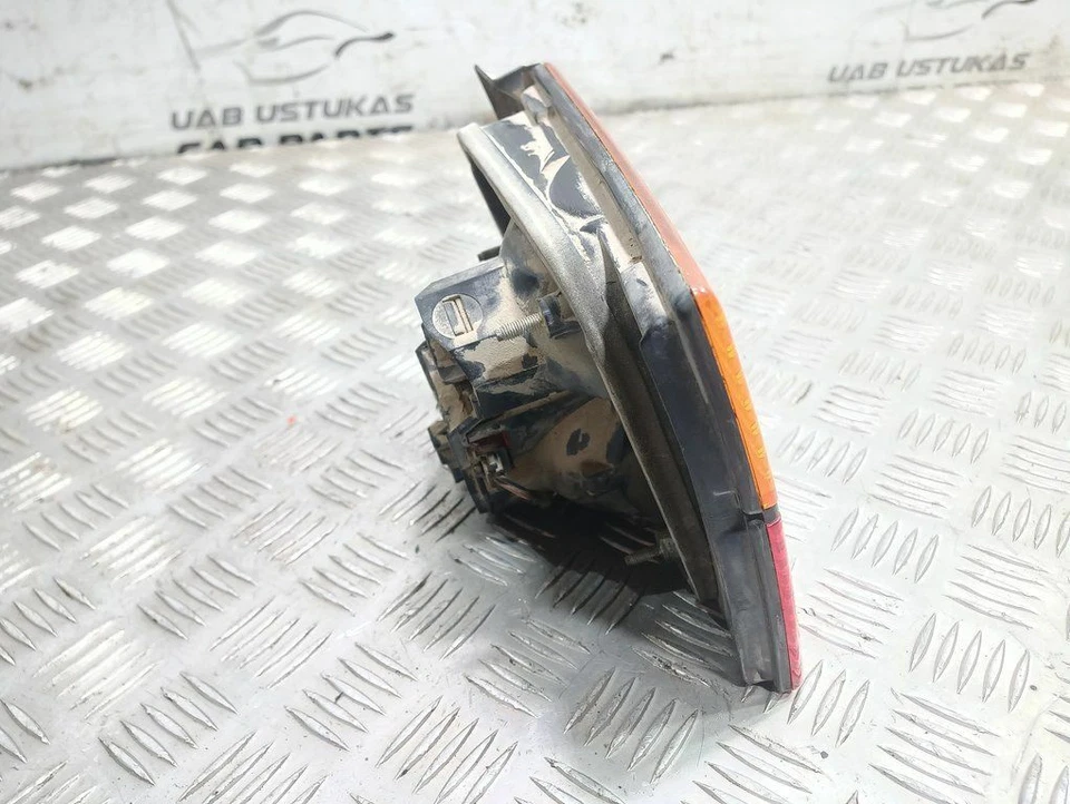 Volkswagen Vento 1993 Hinten links Rückleuchte Heckleuchte innen UST41173 — 第 3/4 张图片