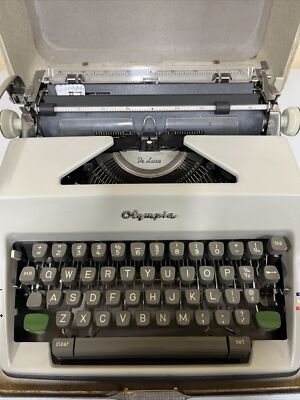 VTG Olympia De Luxe Typewriter Werke AG. Wilhelmshaven TESTED&WORKING