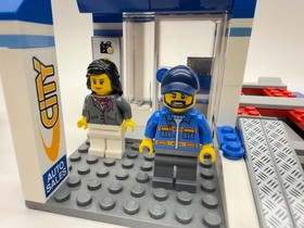Lego City Service Center Auto Sales W/Sports Car +MiniFigs 60097