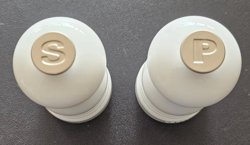 Juego de molinillo de sal y pimienta Le Creuset, molinillos de cerámica endurecida blanca brillante 5" nuevo en caja Foto 3 de 4