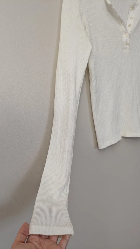 Top Brandy Melville Henley XS/S Y2K Tejido Térmico Waffle Manga Larga Blanco Italia  Foto 2 de 4