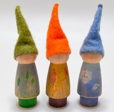 Muñeca clavija de madera 3 gnomos Waldorf Montessori estaciones otoño invierno primavera 3,25"