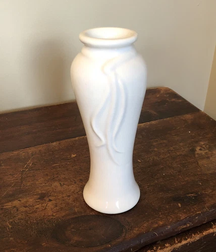 Vintage Ivory Ribbon Haeger Pottery Vase 980   8.5”