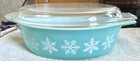Pyrex Turquoise White Snowflake Oval Glass Casserole with Lid and Handle — photo 1