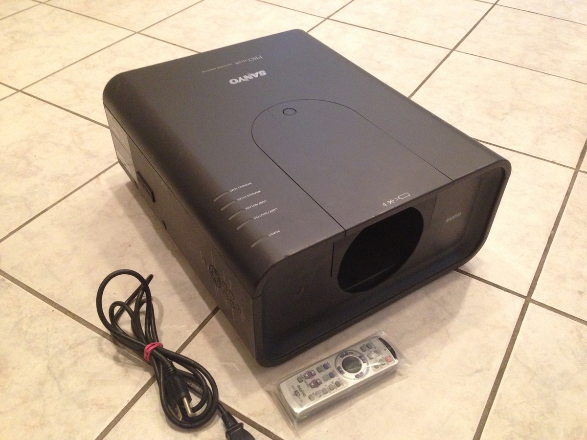 Sanyo PLC-XP200L(Christie LX700,EIKI LC-X85)Projector 7000 LUMENS