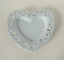 flache Deko- Schale aus weißer Keramik Herz-Form - mit durchbrochenem Rand