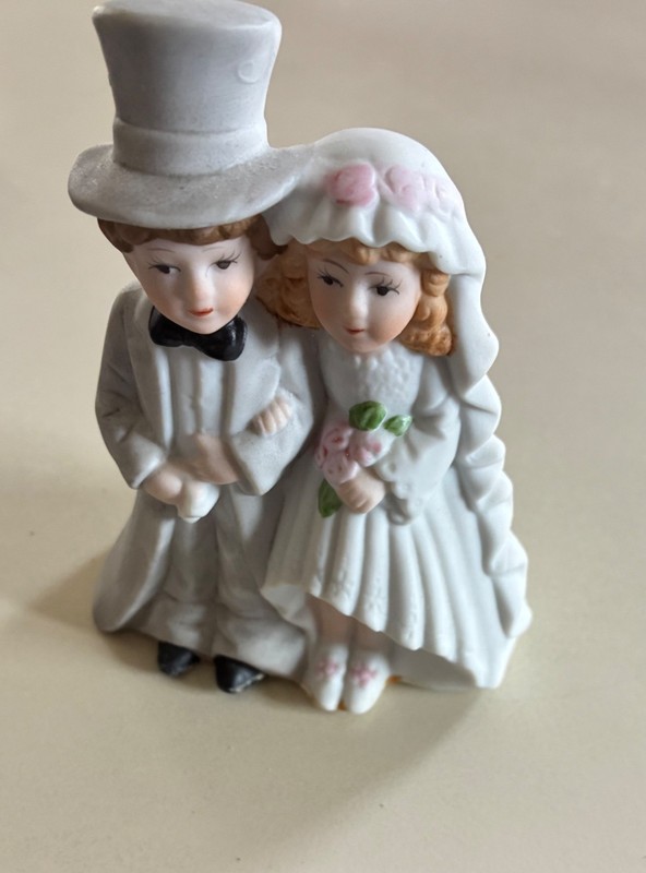 wedding cake toppers bride and groom