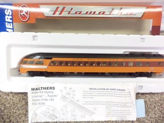Walthers HO 932 9206 Hiawatha Sky Top Observation car (lot Li)