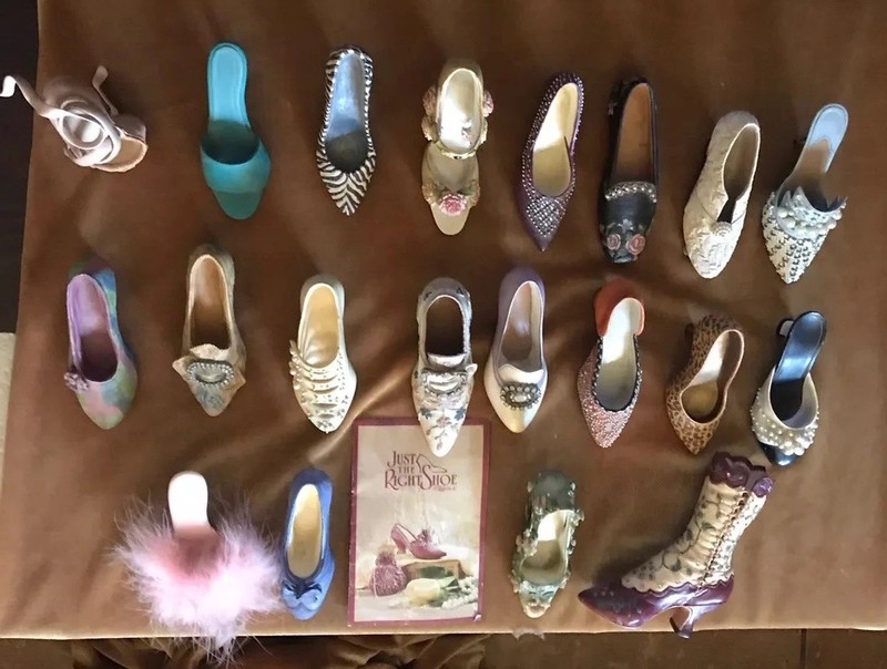 JUST THE RIGHT SHOE(15)by RAINE1998 & N-STalgia (5)and/lot of20 Miniature Shoes.