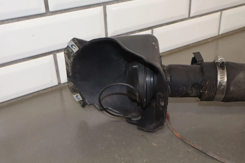 01-04 Chevy GMC 2500HD 6,6 L Duramax Diesel Cuello de llenado de combustible OEM Foto 2 de 4