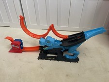 Hot Wheels City T-Rex Chomp Diecast Vehicle Play Set Dinosaur Theme Orange Track