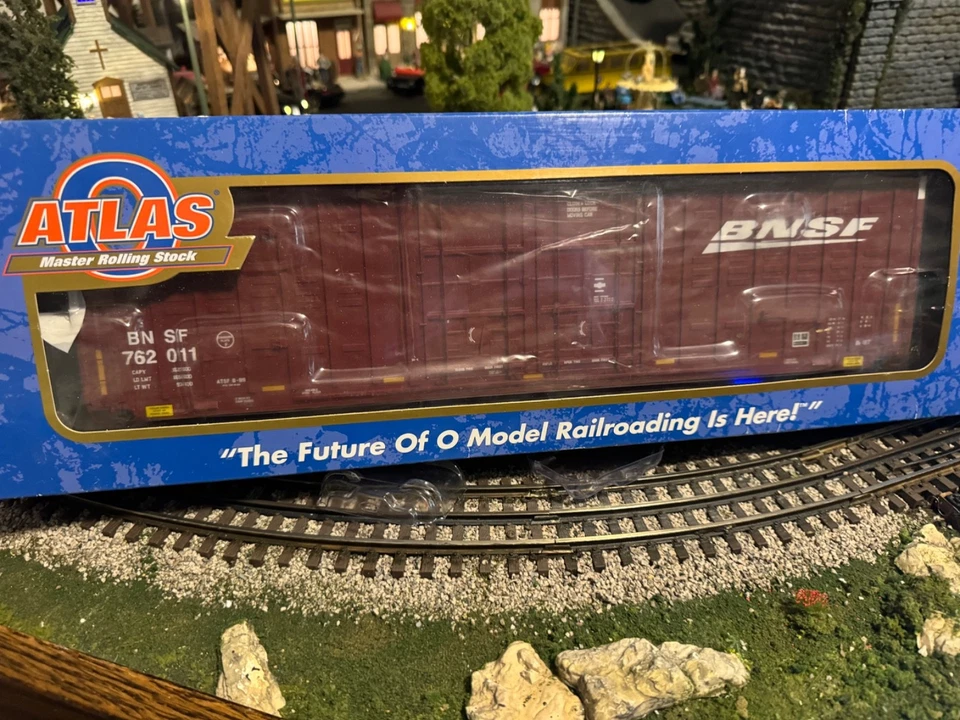 Item # 3003011-2 O Berwick 60' Hy-Cube Box Car BNSF Road # 762011 [3 Rail] - Image 4 of 4