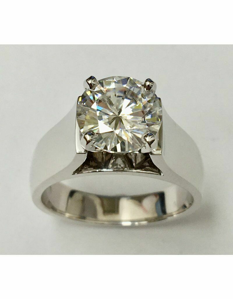 Anillo de compromiso solitario moissanita de 4 quilates VVS1/D de oro blanco de 14 quilates para hombre