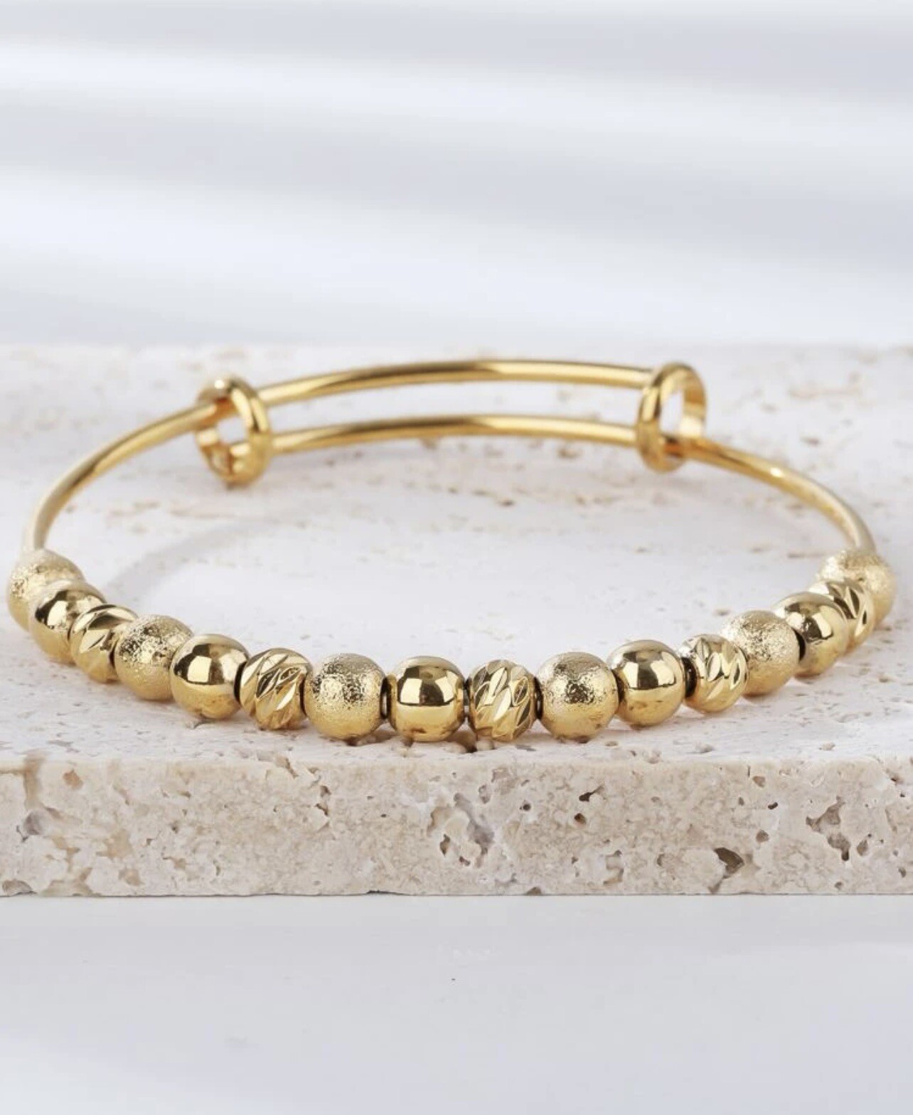 Bracelet jonc doré à perles en acier, le cadeau femme parfait