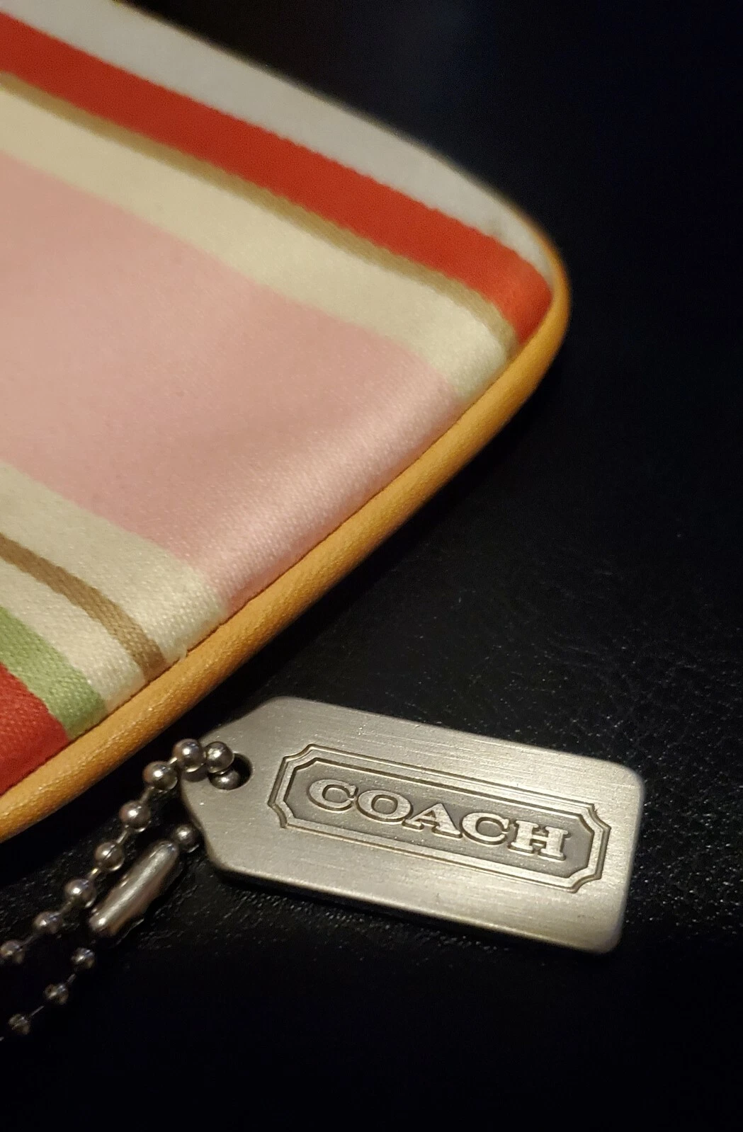Custodia da polso cosmetica Coach vintage multicolore a righe con portachiavi allenatore