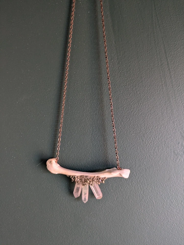 Ghost Quartz And Bone Collar Necklace - Imagem 2 de 3