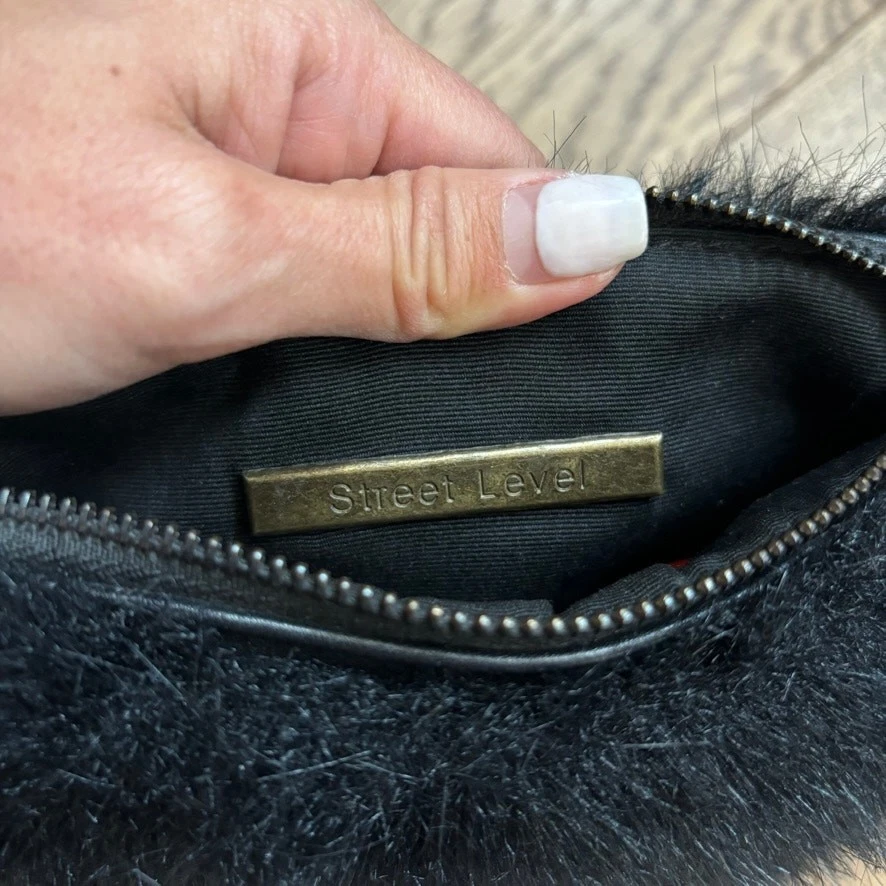 Bolso clutch bandolera peludo negro Foto 2 de 4