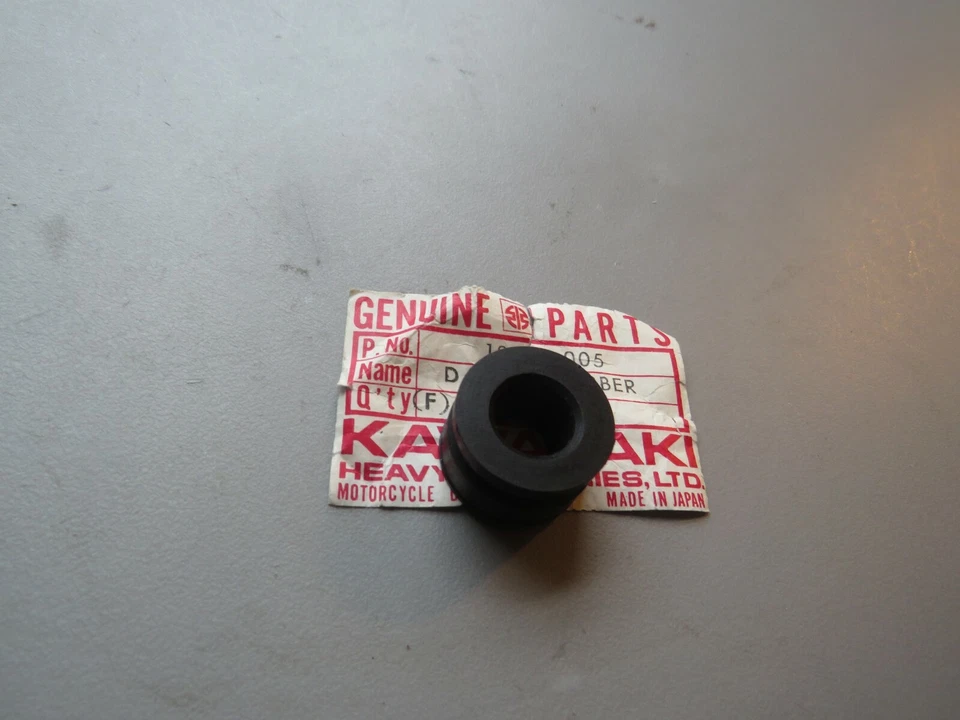 Nuevo de Lote Antiguo Kawasaki F5 F8 F9 F11 KE KD OEM Silenciador Goma Amortiguador 18063-005 Foto 3 de 4
