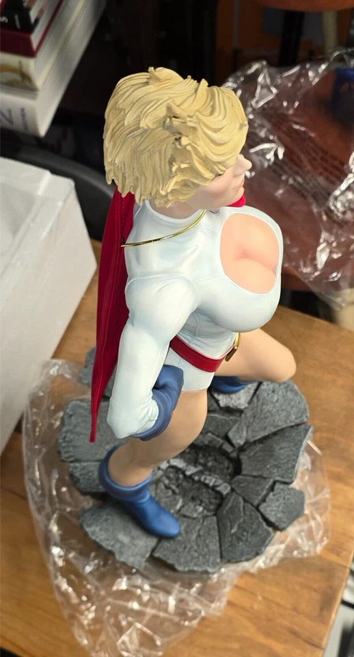 DC PowerGirl Sideshow Collectibles exclusive with twin portraits Foto 4 de 4