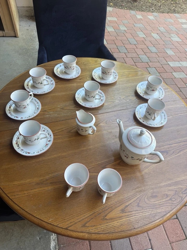 Juego de vajilla FarberwareWhiteChristmas '95 41 piezas tazas cuencos Katherine Bukovskiy Foto 2 de 4