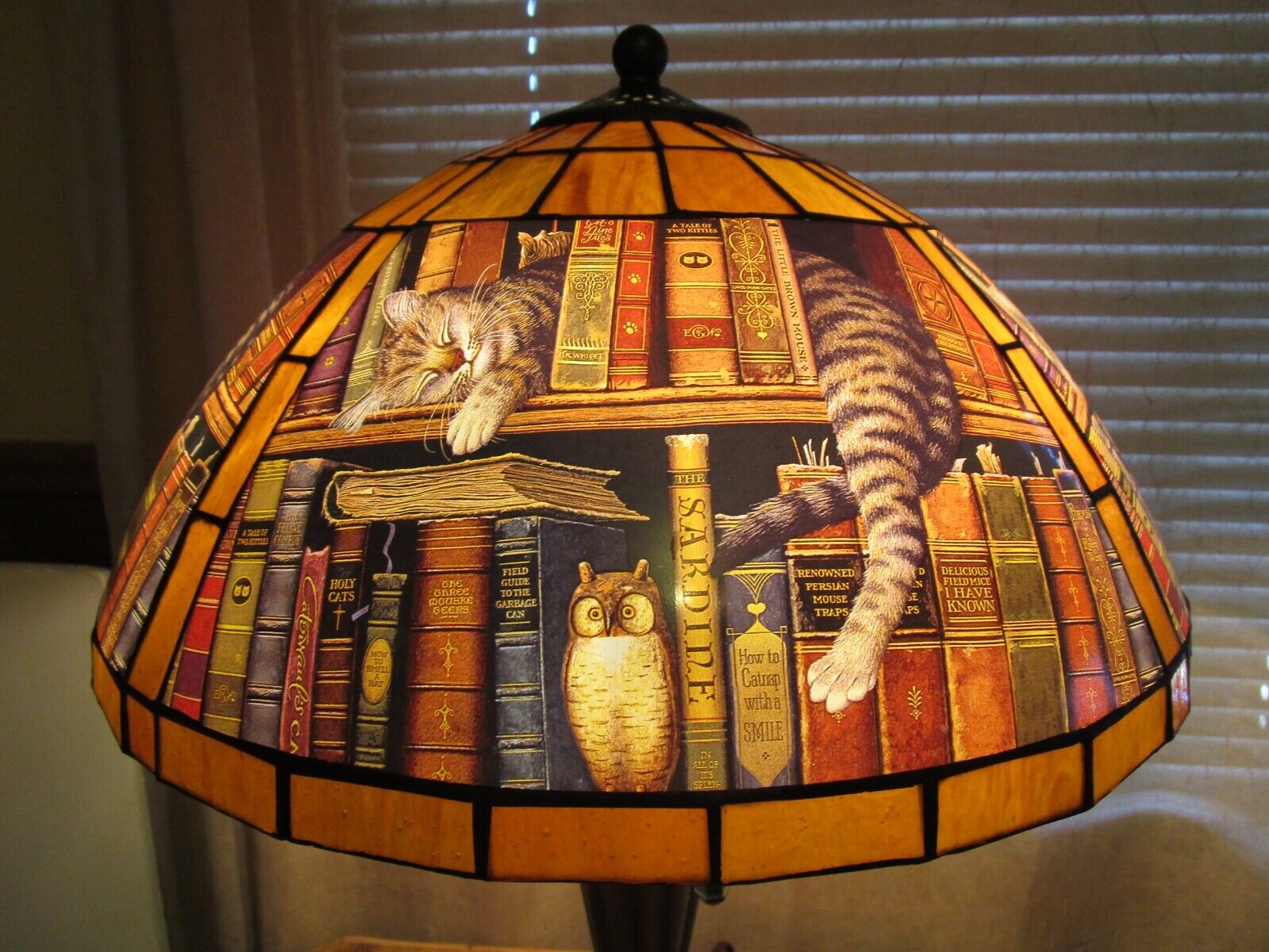 charles-wysocki-tiffany-style-lamp-frederick-the-literate-cat-rare