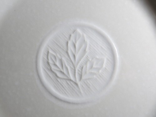 Set of 4 Pfaltzgraff Sierra 8 7/8" Salad Plates Embossed Leaf Off White USA - Picture 5 of 6