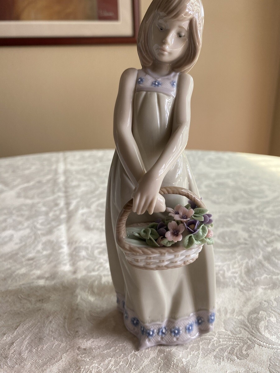 RETIRED 2007 'FLORAL TREASURES LLADRO' PORCELAIN FIGURINE - Item