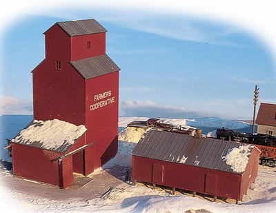 Walthers Cornerstone Farmer's Co-op Rural Grain Elevator 933-3238 N Scale Mod