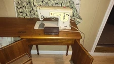 Vintage Singer Sewing Machine With Table Model 639