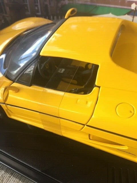 RARE Hot Wheels FERRARI F50 YELLOW 1:18 1998 w/ stand - Image 4 of 4