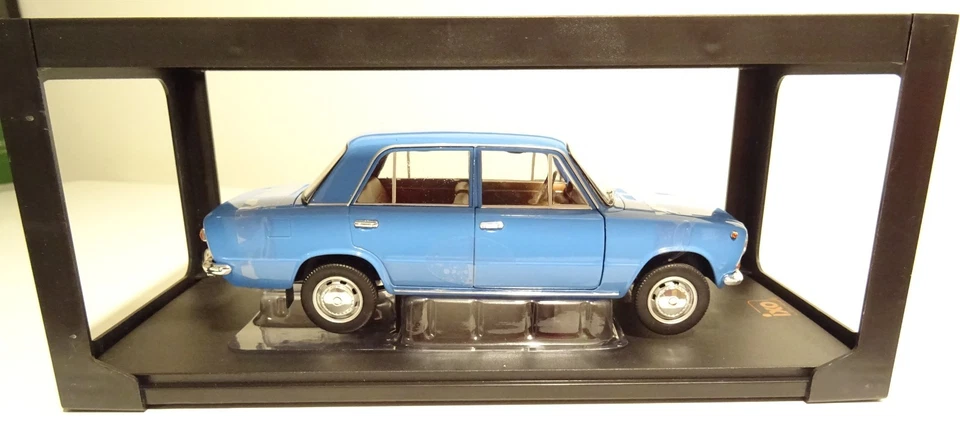 Lada 1200 1971 Blu Ixo 18CMC204OP 1:18 FIAT 124 - Immagine 3 di 4
