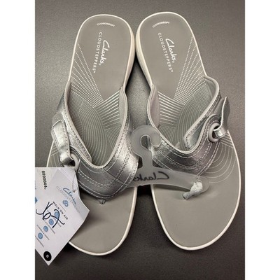 Clarks Cloudsteppers Breeze Reyna Metallic Silver Thong Sandals Womens 8 NEW