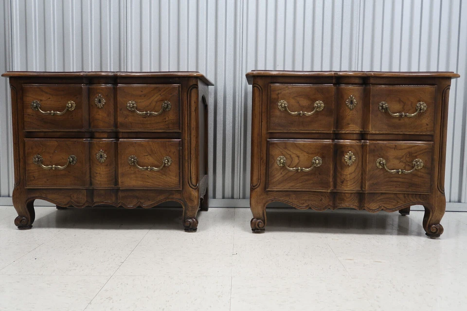 Par de mesitas de noche curvas de roble provincial francés Henredon Foto 2 de 4