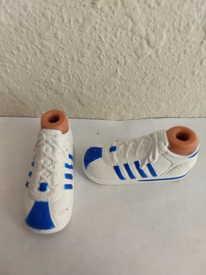 dark blue tennis shoes