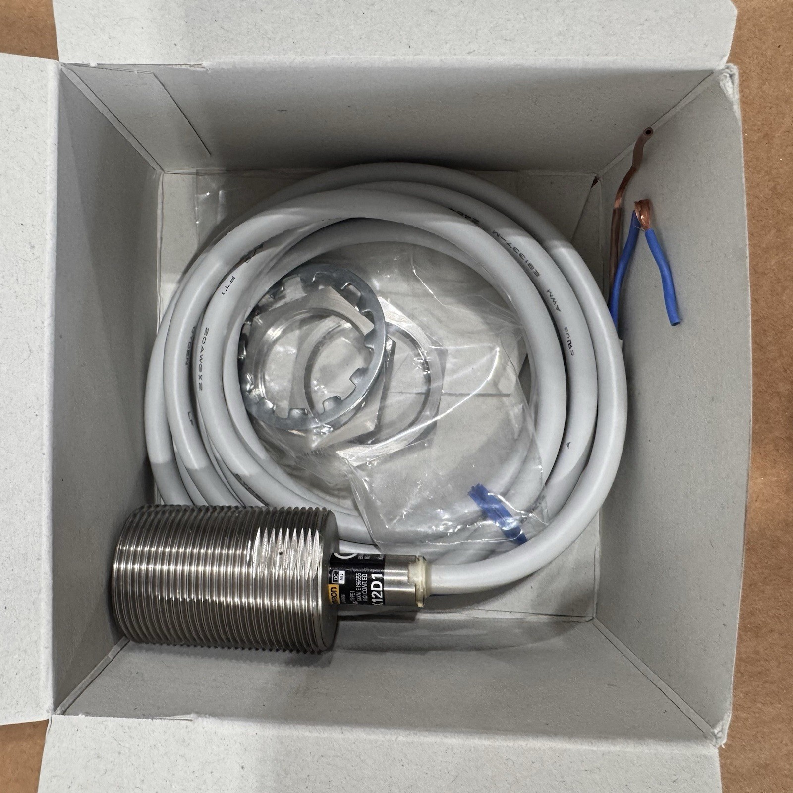 New OMRON E2EF-X2D1-2M Proximity Switch