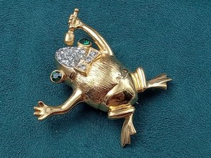AFG Gold Tone Costume Jewelry Pin: Frog w. Bow Tie & Microphone in His Hand