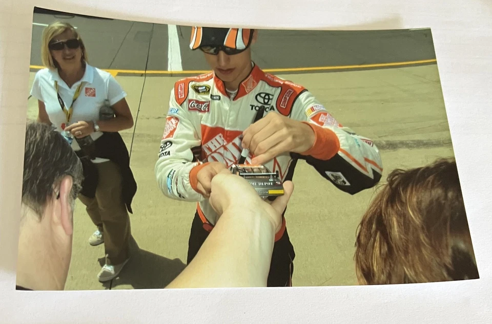 Joey Logano #20 Autografiado Home Depot 2009 Camry Metal Cepillado Letrero/Autógrafo Foto 4 de 4