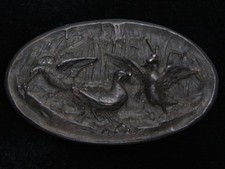 QI13102 VINTAGE 1975  DUCKS IN POND  ART COMMEMORATIVE BRASSTONE BELT BUCKLE