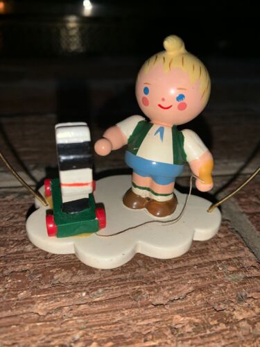 4” Wooden Vintage German Boy & His Pull Toy Christmas Ornament Antique Design - Afbeelding 1 van 4