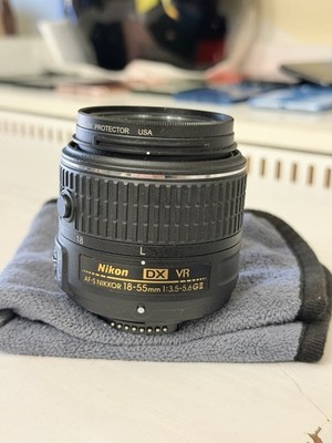 Nikon AF-S DX NIKKOR 18-55mm f/3.5-5.6G VR II DSRL Camera Lens w. UV Protector