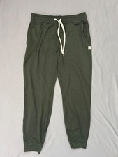 Vuori Performance Jogger in Green With Drawstrings